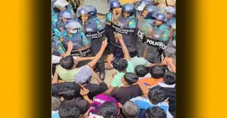 খুলনায় উচ্ছেদ অভিযান ঘিরে পুলিশ-এলাকাবাসী সংঘর্ষ, আহত অর্ধশতাধিক